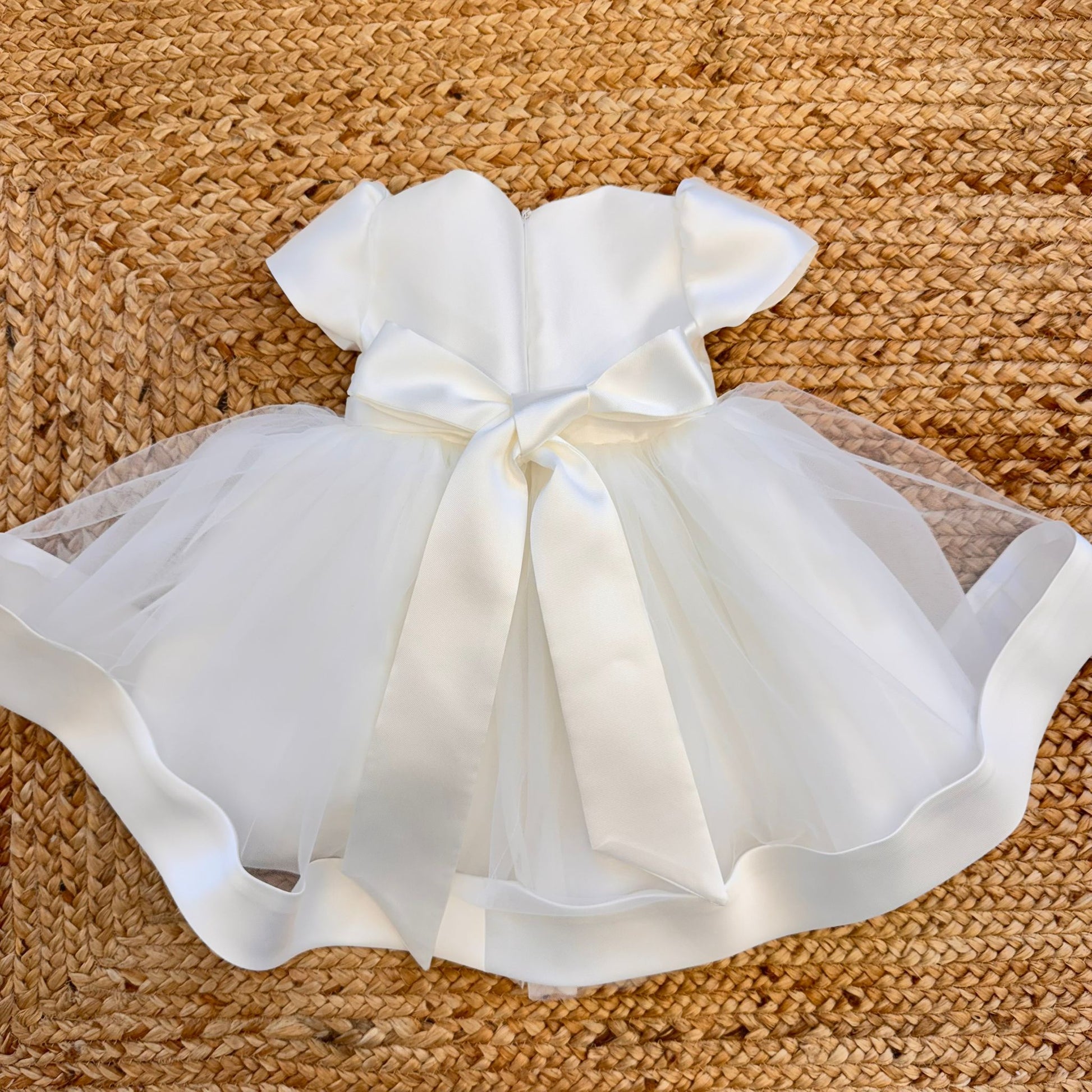 Retro abito battesimo bimba bianco con grande fiocco e gonna voluminosa
