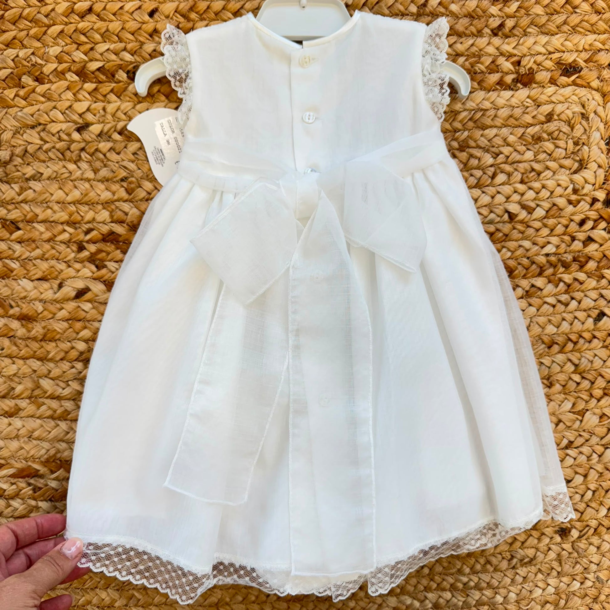 Abito Battesimo bimba bianco con ricamo nido d'ape, punto smock e cuffietta coordinata.