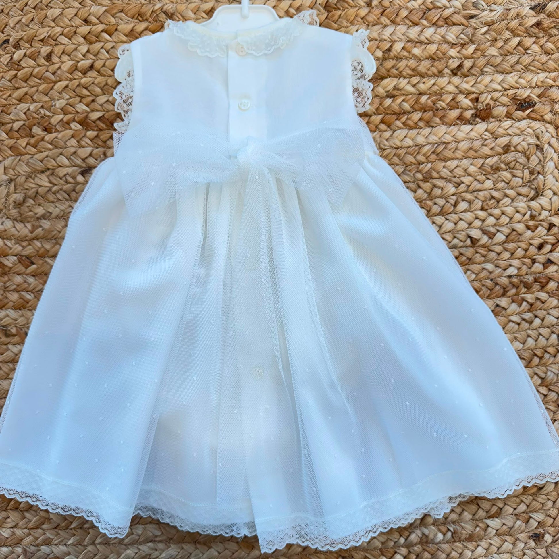 Abito battesimo bimba bianco in tulle con ricamo nido d’ape e cuffietta coordinata