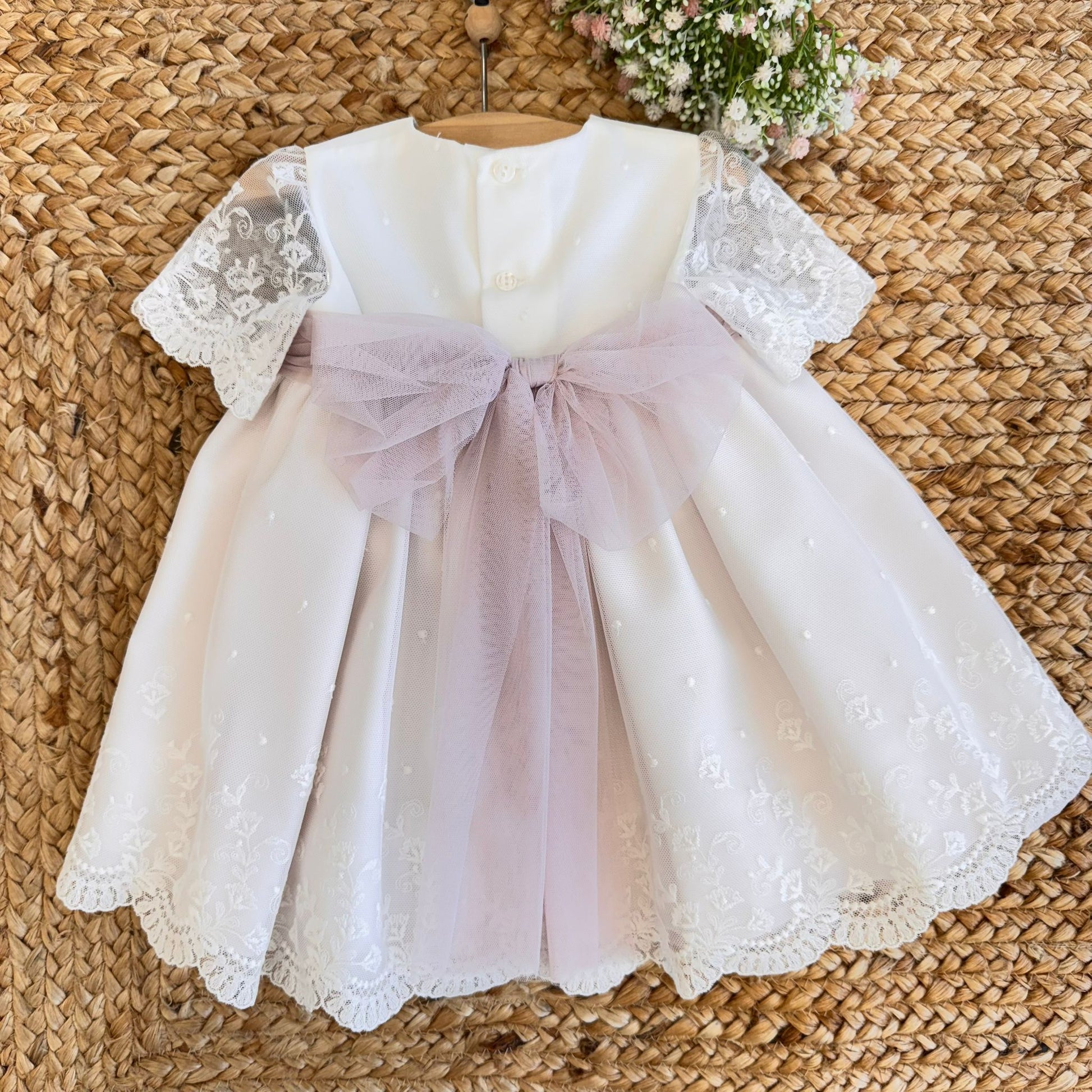 Abito battesimo bimba in tulle con maniche in pizzo e ricami floreali