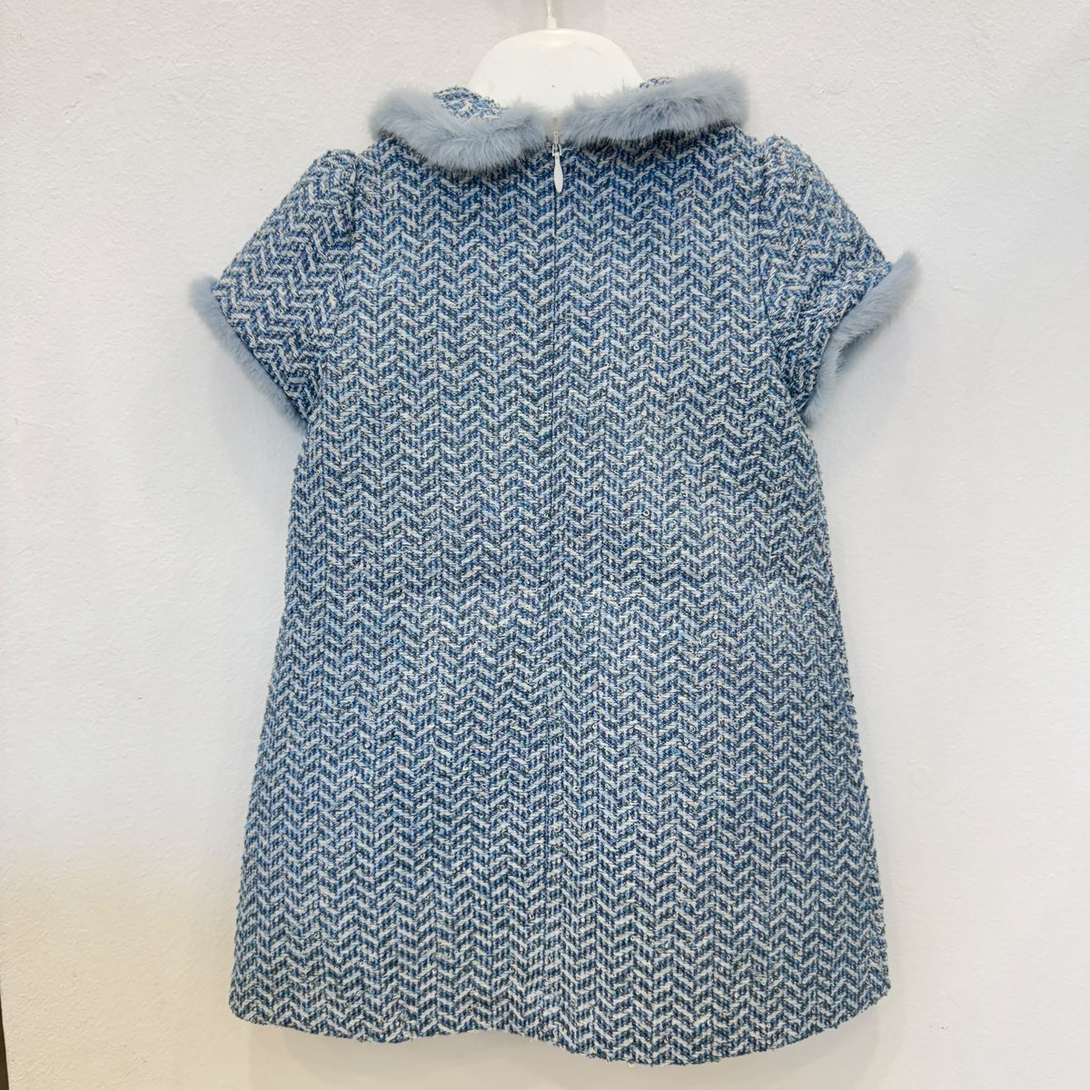 Abito bimba azzurro bouclé con colletto morbido e maniche corte.