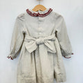 Abito bimba grigio chiaro in cotone con punto smock, ricami floreali e colletto a volant bordeaux.