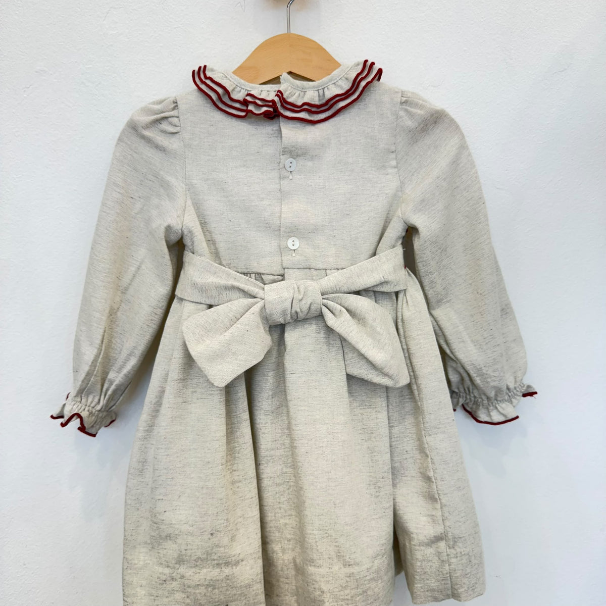 Abito bimba grigio chiaro in cotone con punto smock, ricami floreali e colletto a volant bordeaux.