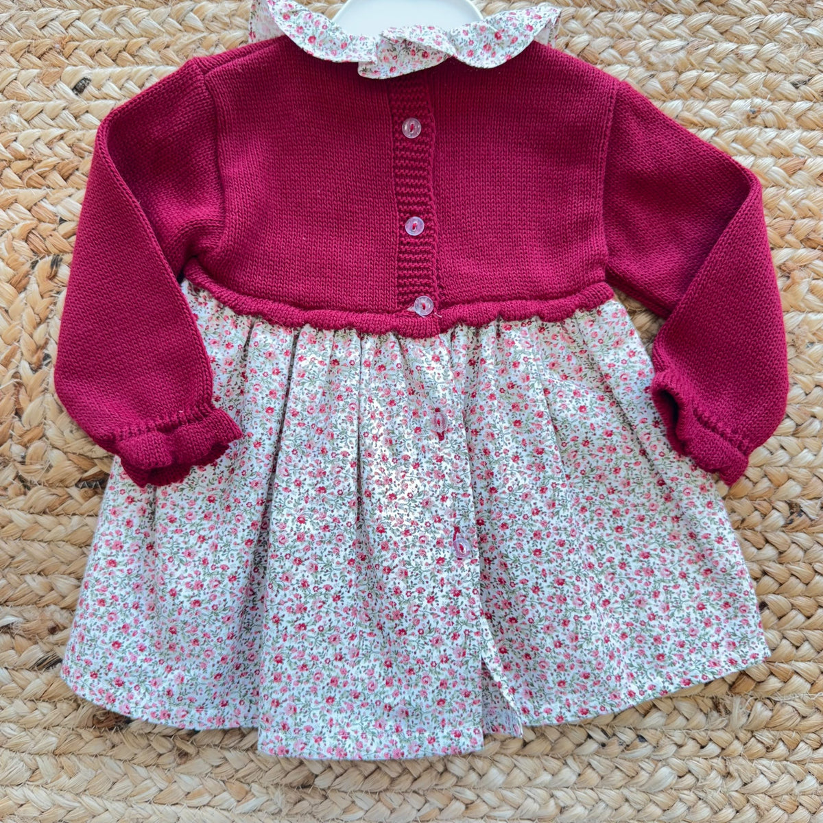 Abito bimba rosso bordeaux floreale con parte superiore in maglia e gonna fantasia