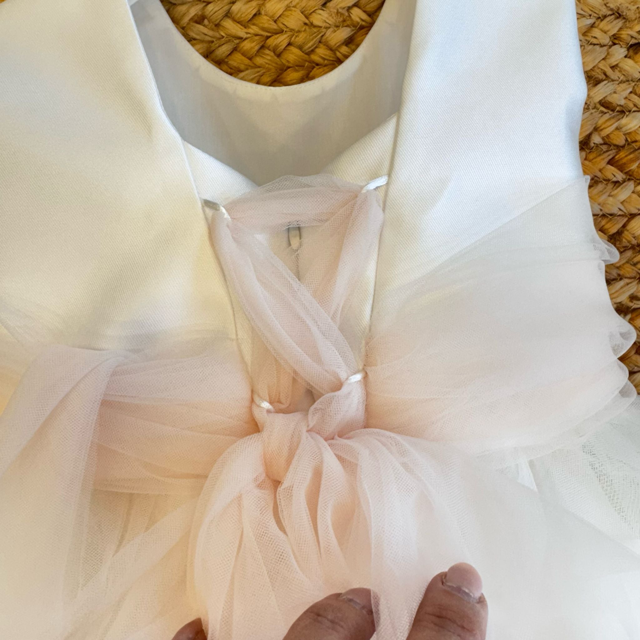 Retro dell’abito con stringhe incrociate e fiocco tulle rosa
