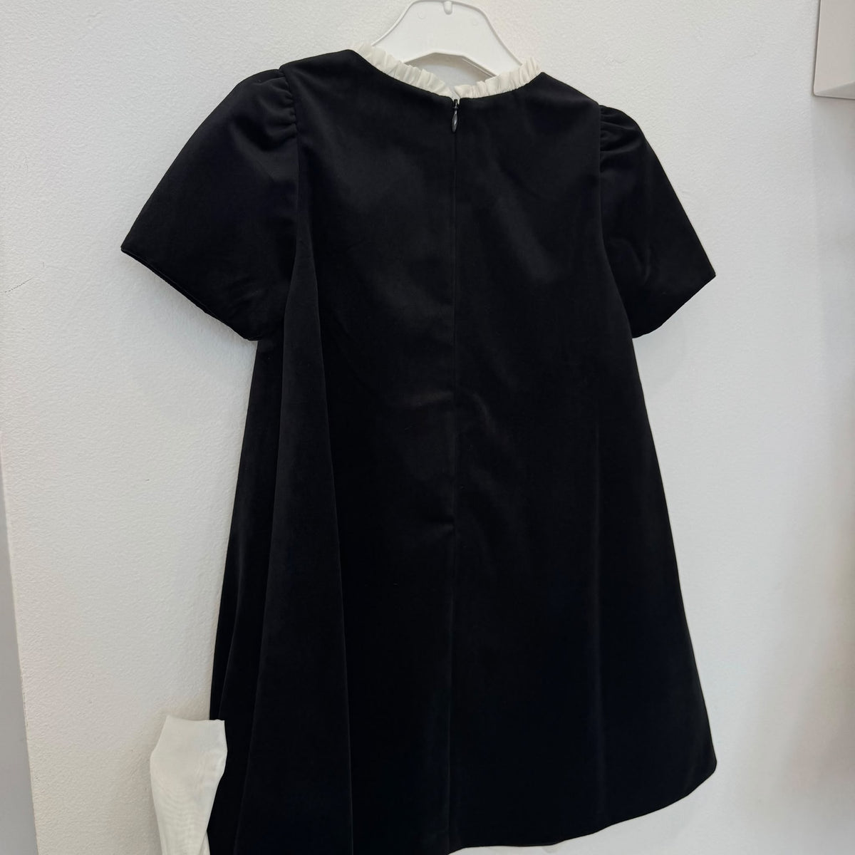 Abito elegante bambina nero con tre maxi fiocchi avorio e maniche a palloncino