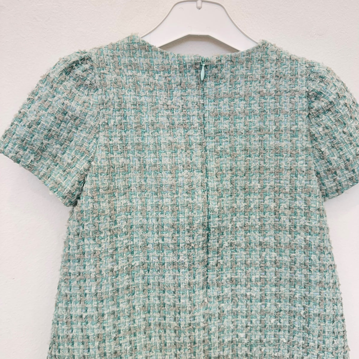 Abito elegante bambina in tweed verde acqua con dettagli gioiello avorio, maniche corte e linea svasata