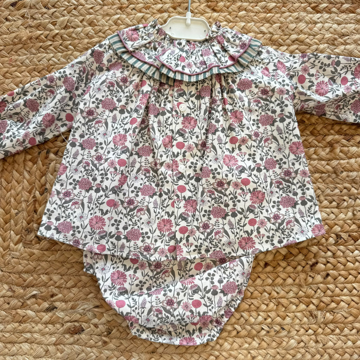 Abito pagliaccetto bimba floreale rosa con culotte coordinata e colletto volant