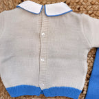 Retro completino con bottoncini – maglia tricot panna con fondo azzurro per bimbo

