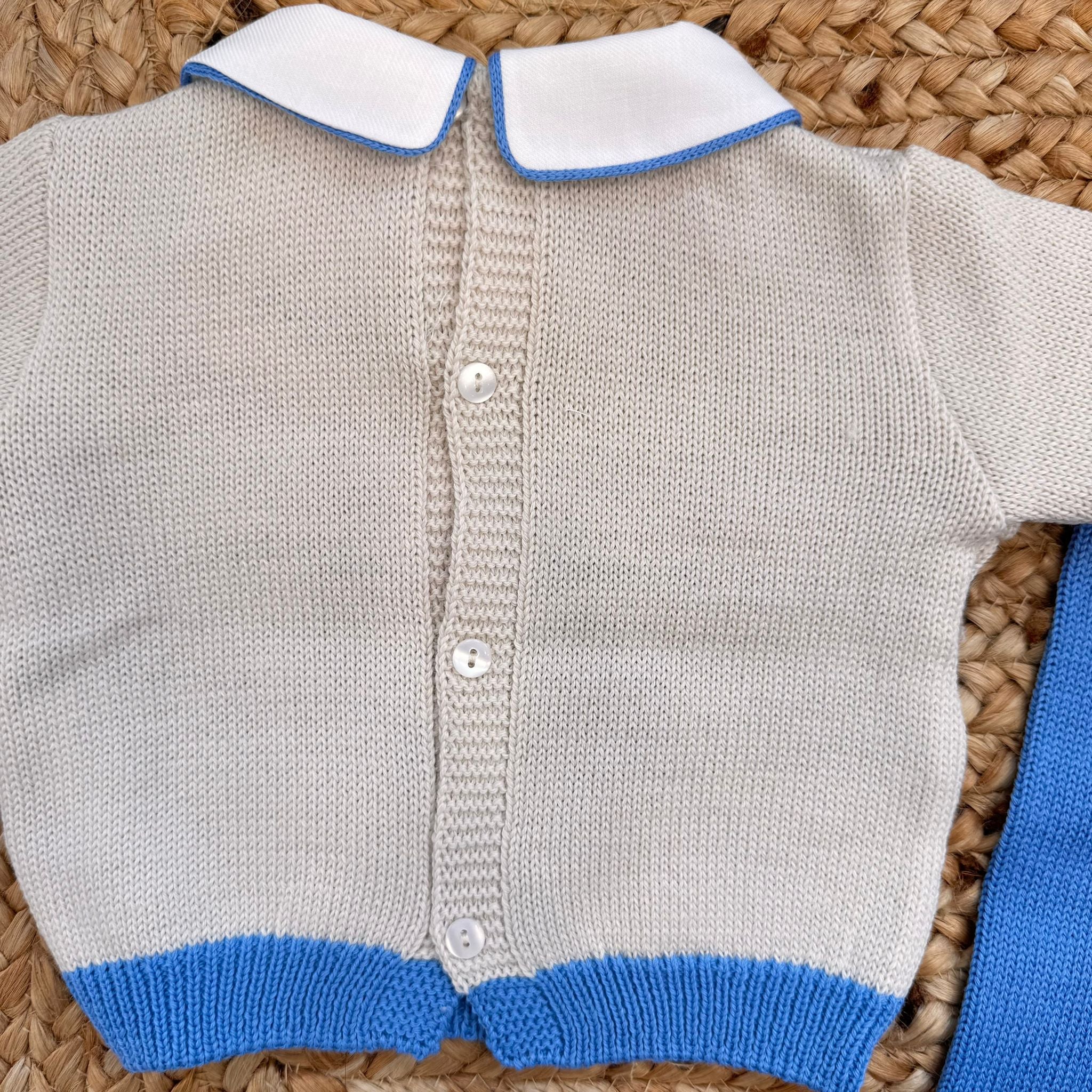 Retro completino con bottoncini – maglia tricot panna con fondo azzurro per bimbo

