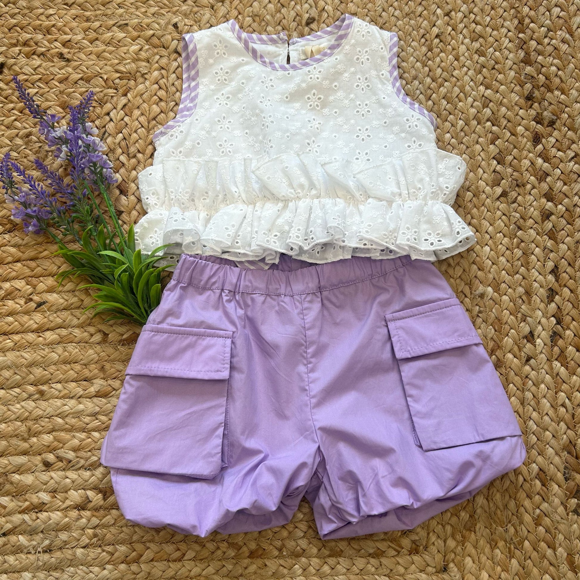 Completo bambina estivo con top ricamato e pantaloncini lilla con fiocco a righe