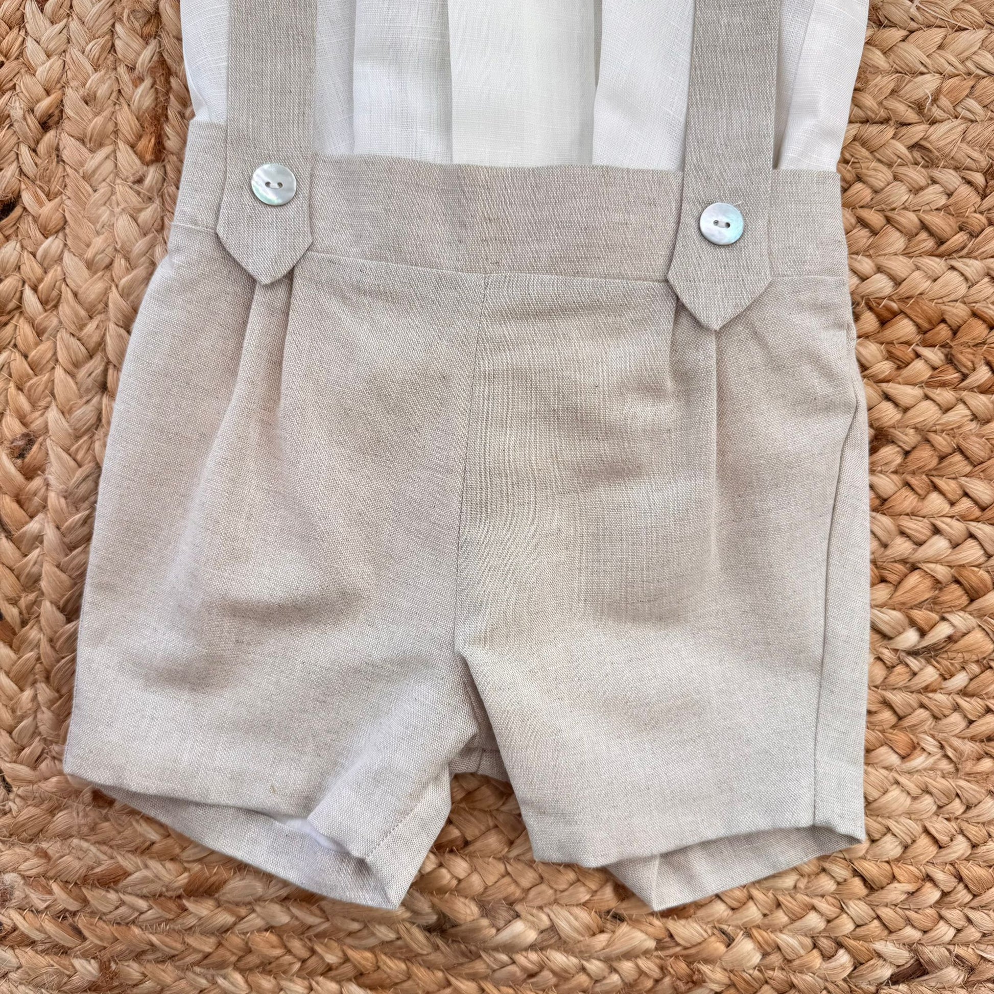 Retro completo battesimo bimbo beige con bretelle incrociate e vita elasticizzata