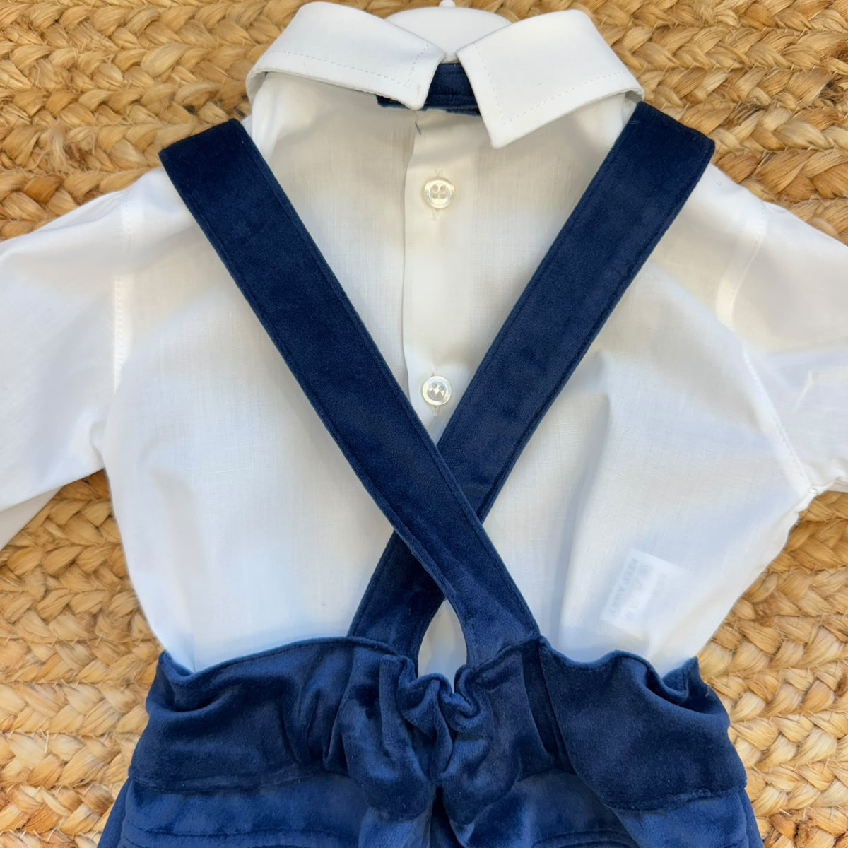 Papillon in velluto blu e camicia bianca del completo battesimo bimbo.