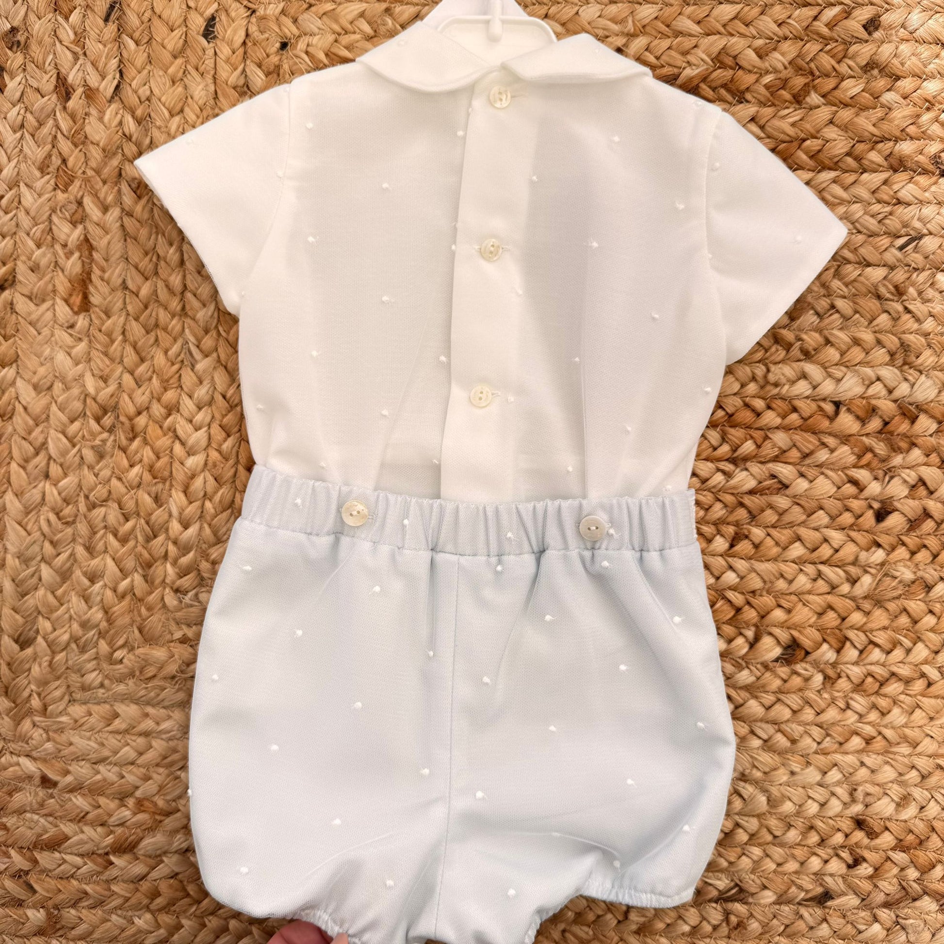Retro completo battesimo bimbo con chiusura posteriore e pantaloncino celeste polvere
