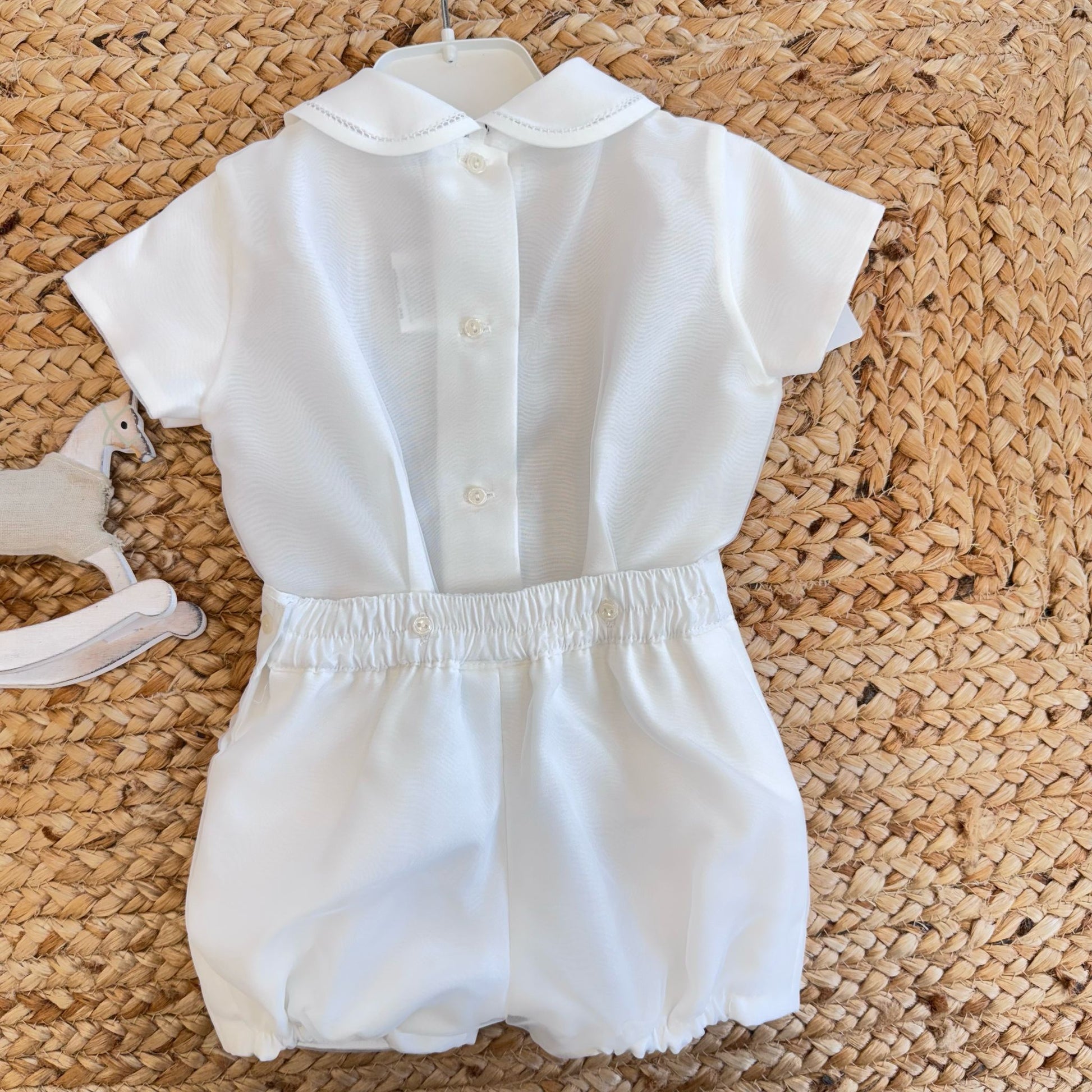 Completo da battesimo bianco per neonato con ricami verticali e inserti in pizzo sul corpetto, perfetto per cerimonie, firmato Belli e Monelli