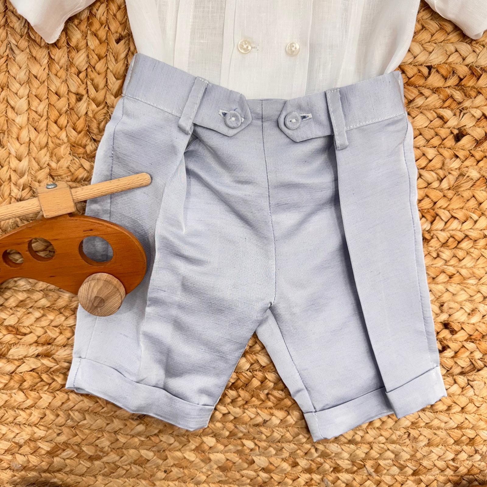 Retro completo bimbo con camicia bianca e pantalone azzurro polvere
