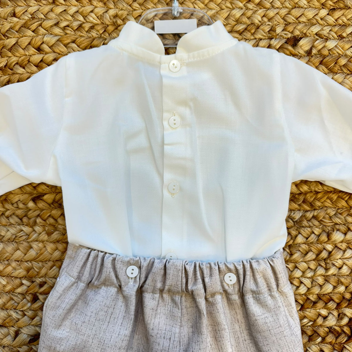 Dettaglio camicia bianca con nervature verticali del completo cerimonia bimbo
