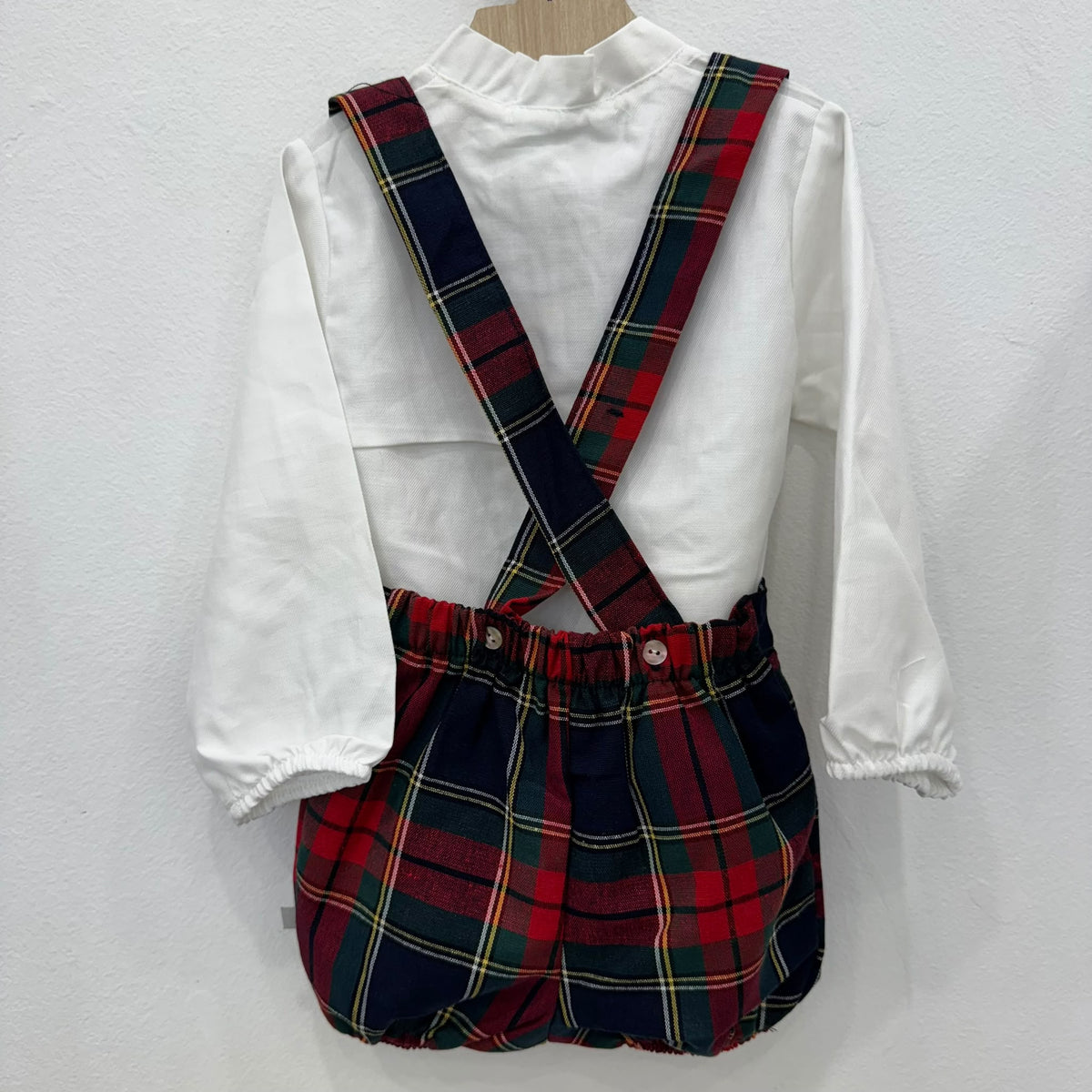 Completo salopette natalizio bimbo Calamaro Baby con camicia bianca e pantaloncini tartan rossi, verdi e blu con bretelle