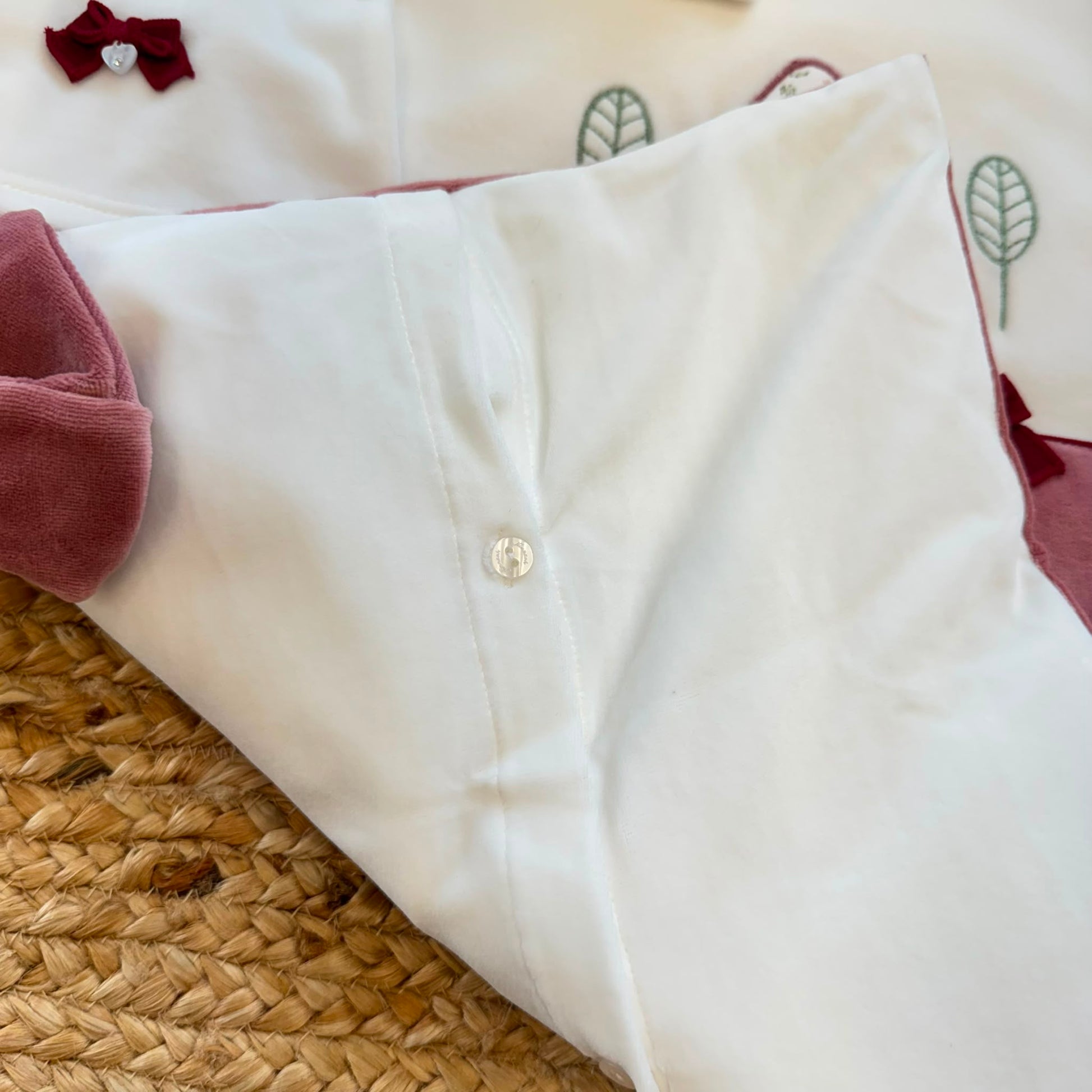 Tutina in ciniglia panna e malva con ricamo chiocciolina e casetta.