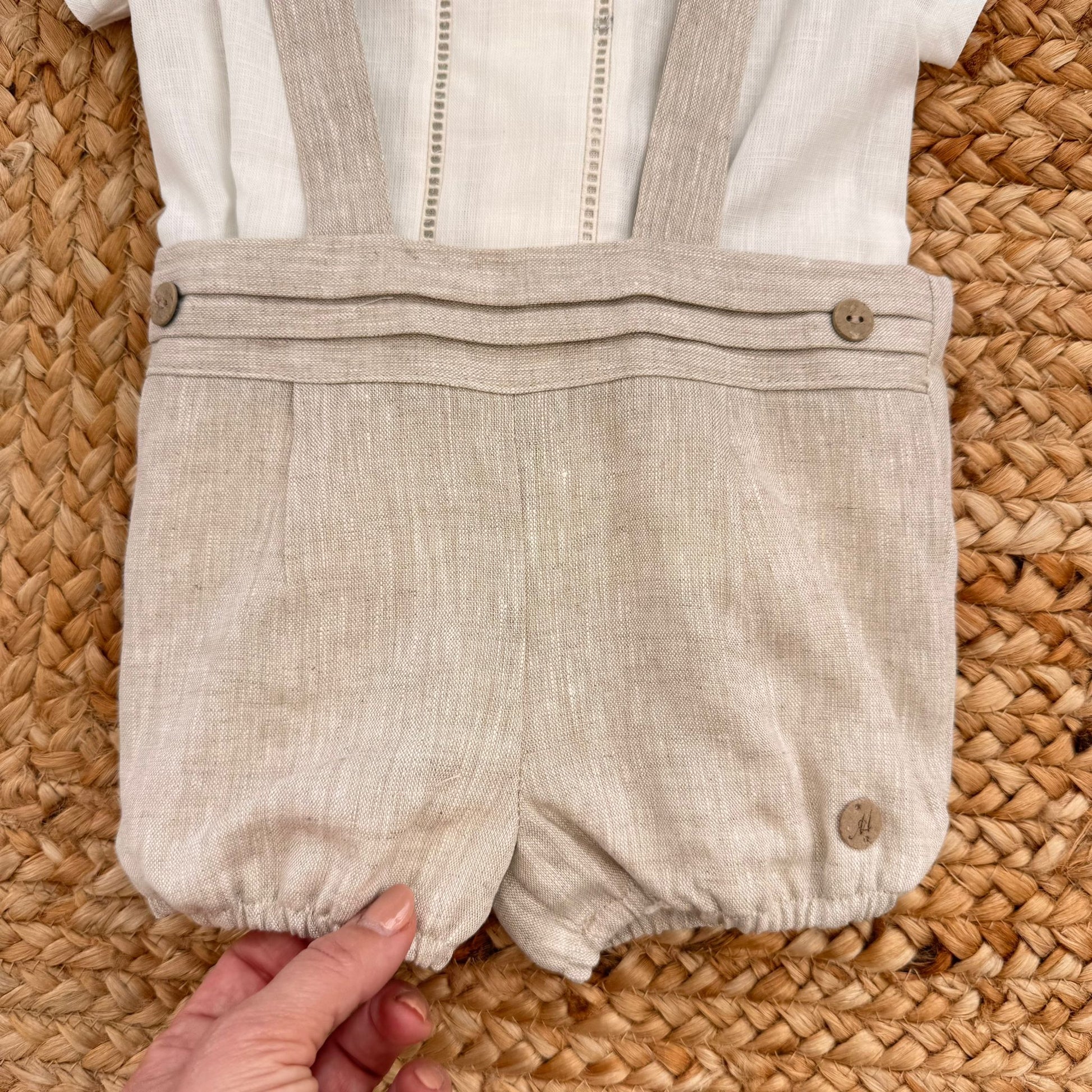 Retro completo battesimo bimbo beige con camicia bianca e bretelle