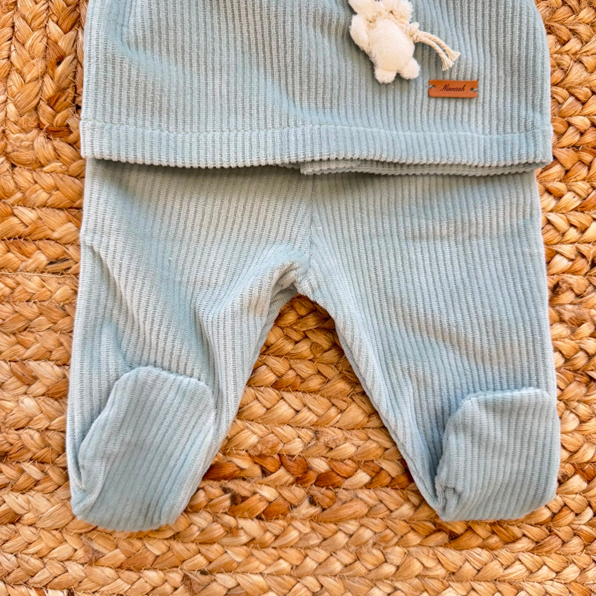 Uscita clinica neonato in ciniglia verde menta con copertina imbottita e lenzuolino ricamato.