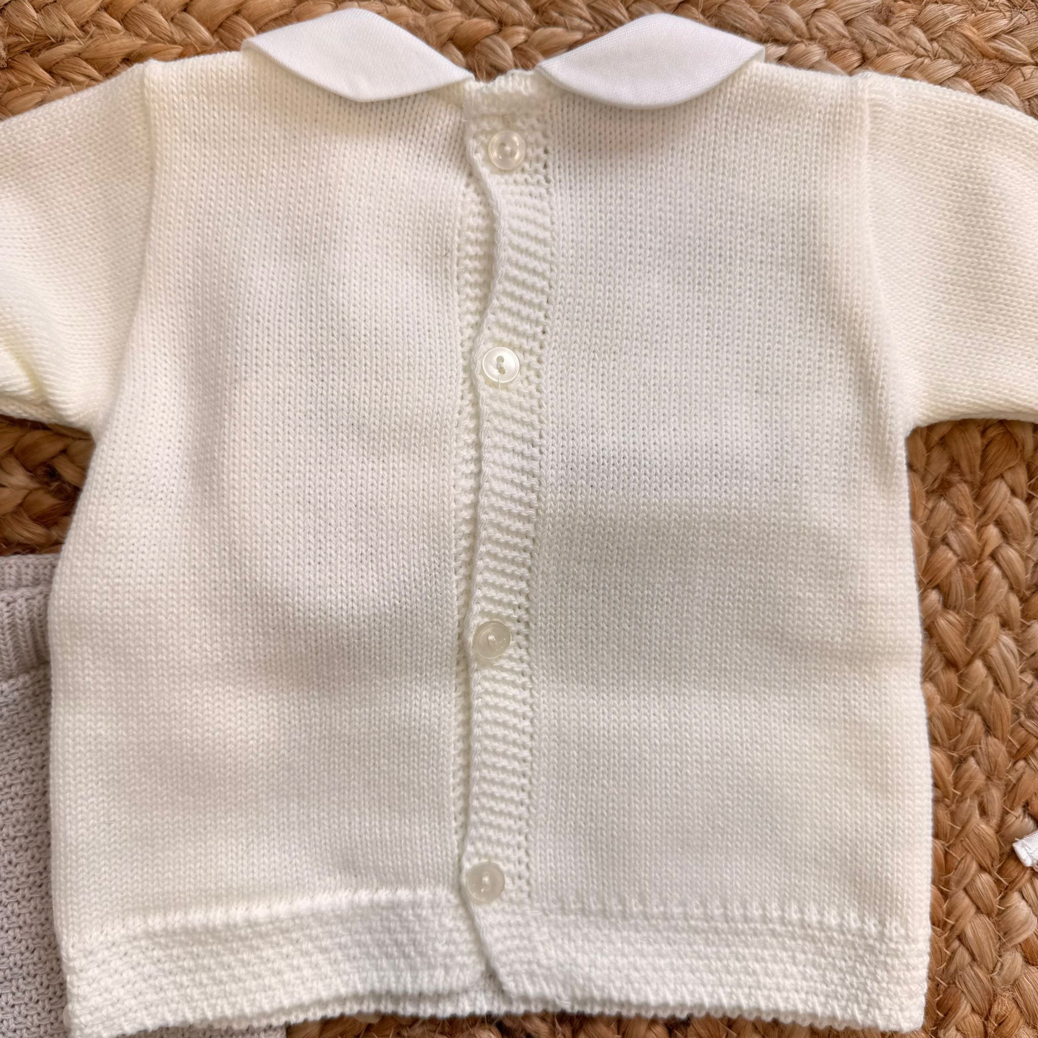  Retro del maglioncino panna per neonata con bottoni e lavorazione rasata

