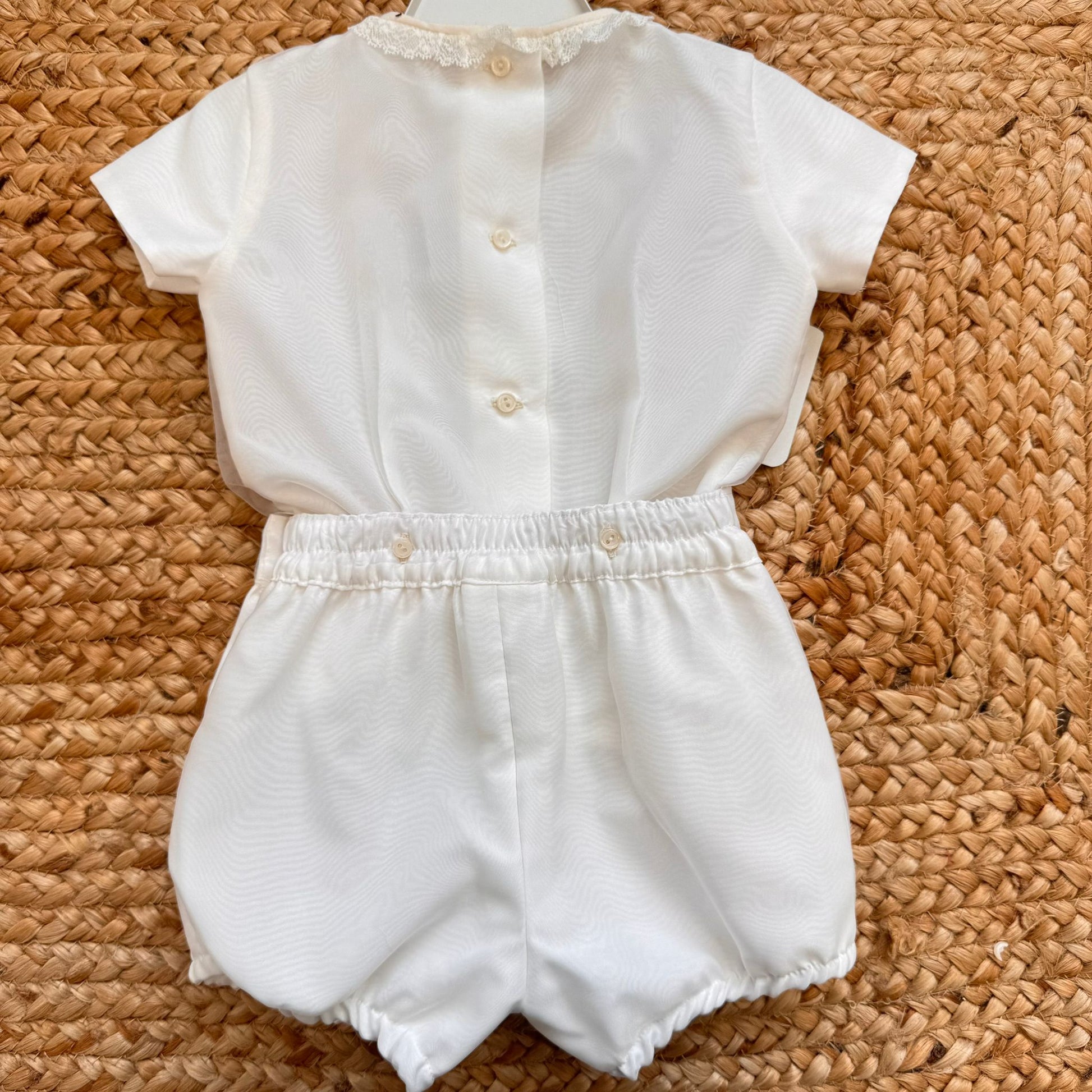 Completo battesimo bimbo bianco con dettagli panna e pizzo elegante