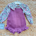 Pagliaccetto bimba vinaccio in maglia con camicia floreale e colletto a volant