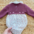 Pagliaccetto bimba in cotone vinaccio con fantasia floreale, colletto volant e fiocco rosa