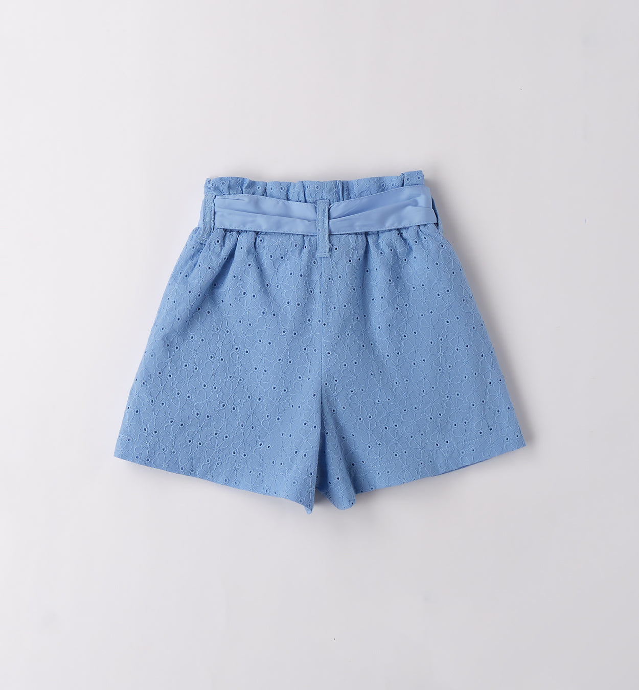 Completo bimba azzurro in sangallo con top a maniche a sbuffo e pantaloncini con fiocco