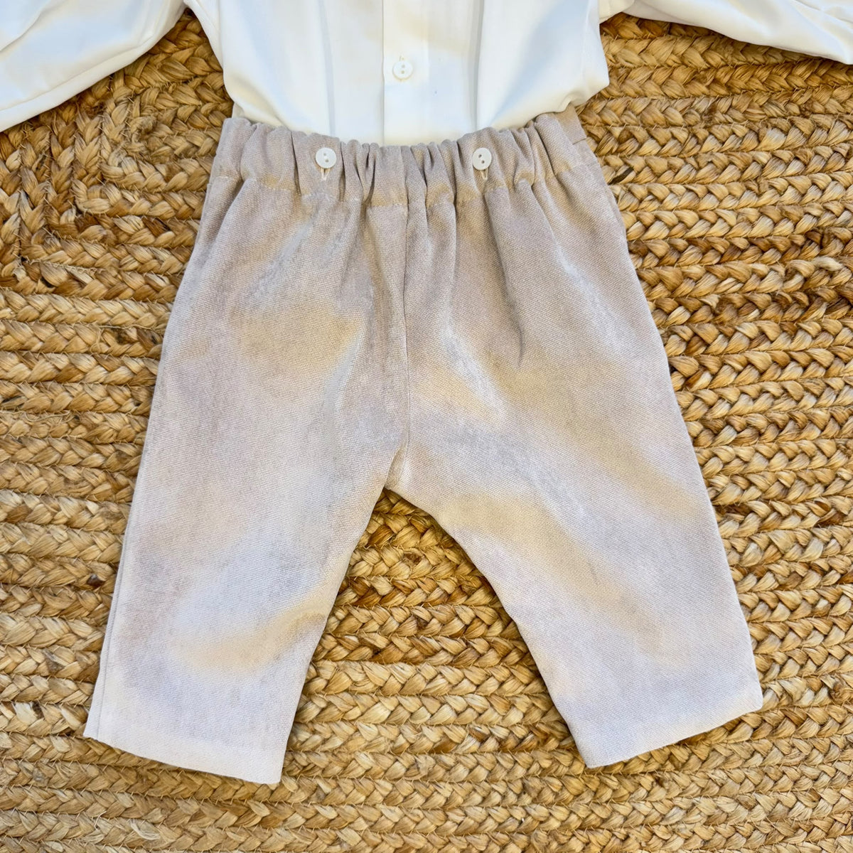Completo battesimo bimbo beige e bianco con papillon e pantalone lungo