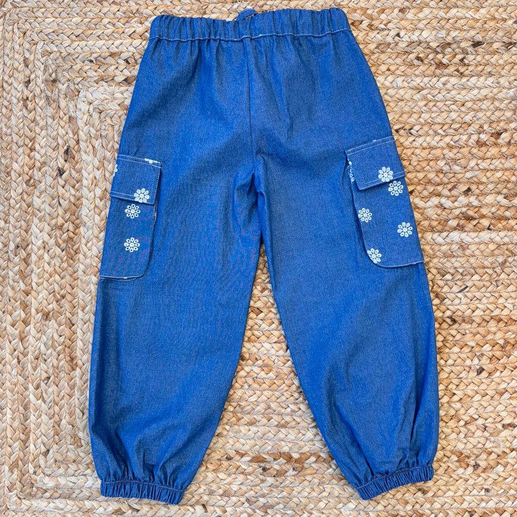  Vista posteriore pantaloni cargo chambray con ricami floreali