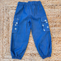  Vista posteriore pantaloni cargo chambray con ricami floreali