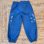  Vista posteriore pantaloni cargo chambray con ricami floreali