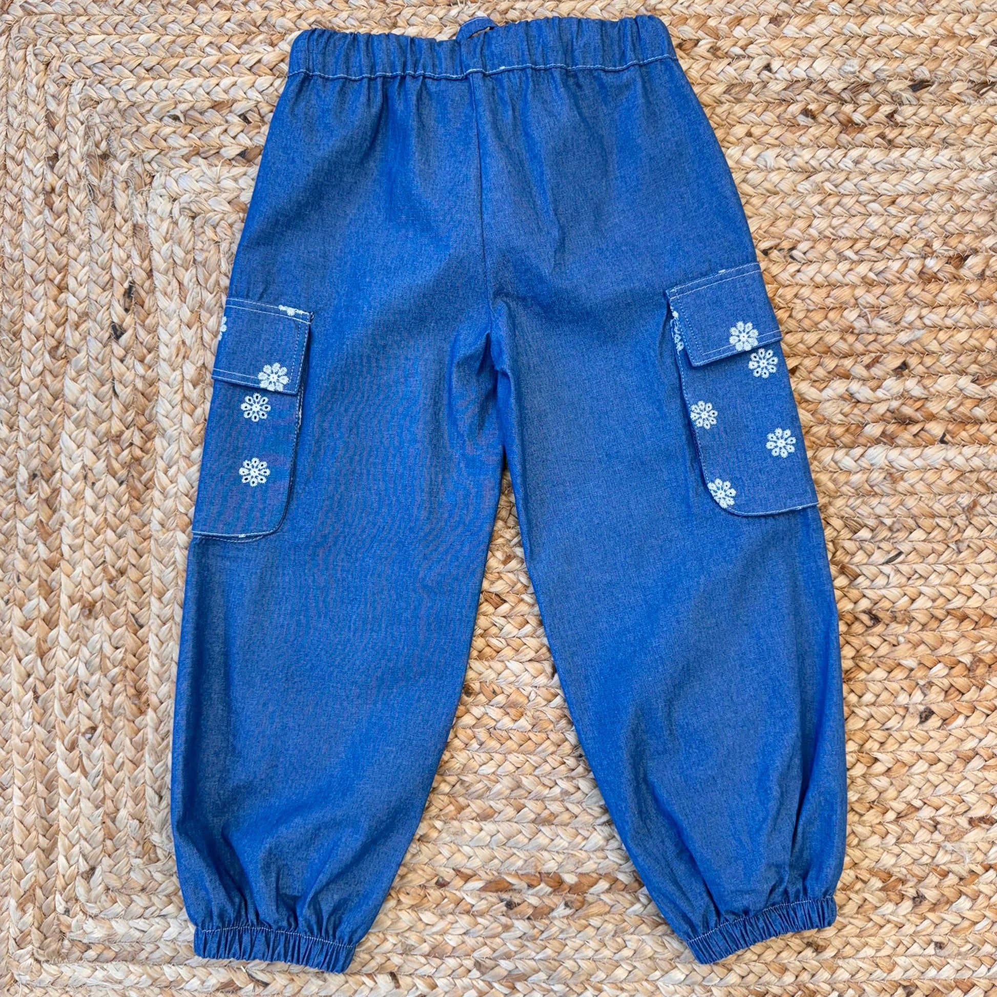  Vista posteriore pantaloni cargo chambray con ricami floreali