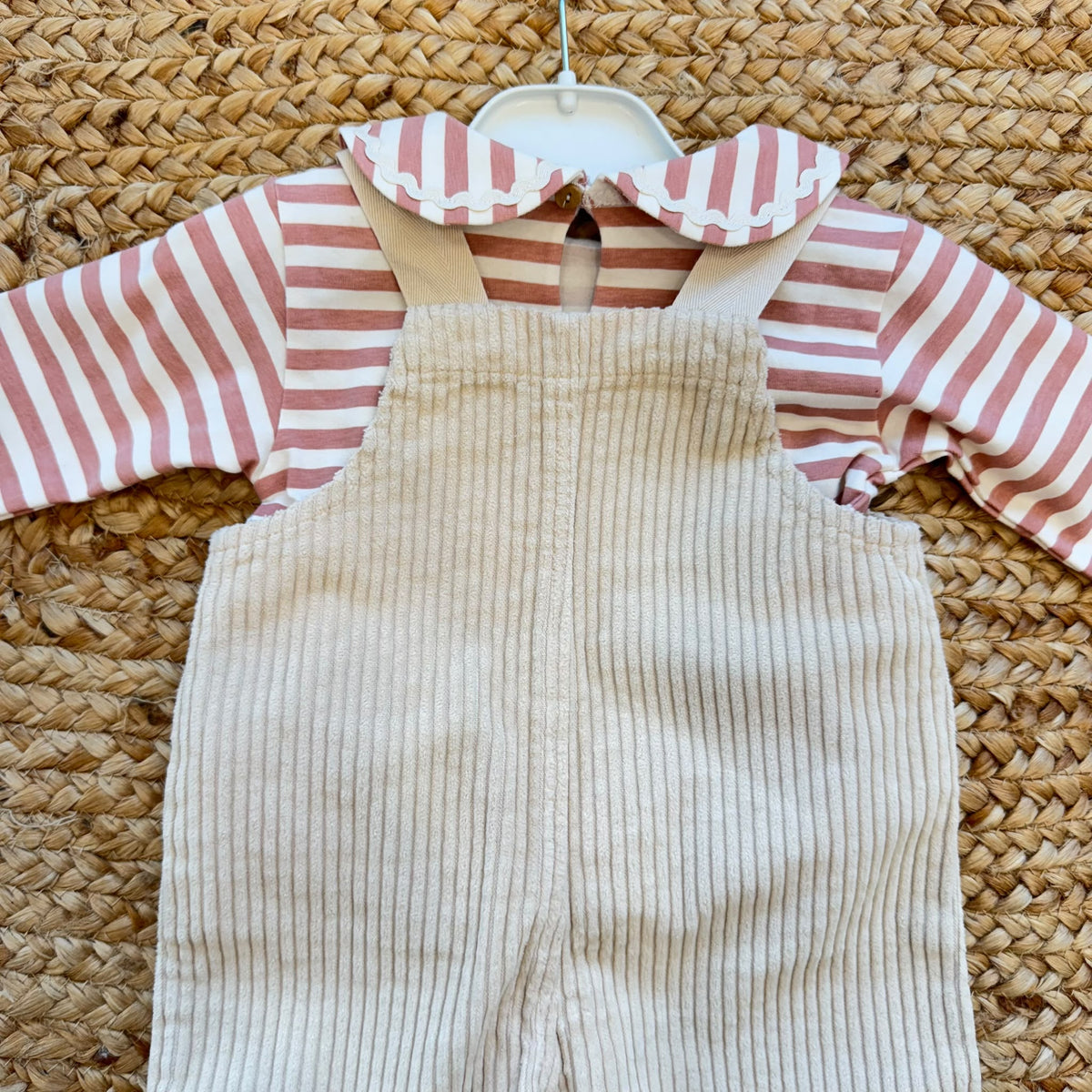 Salopette bimba in cotone panna con maglia a righe rosa e bianche