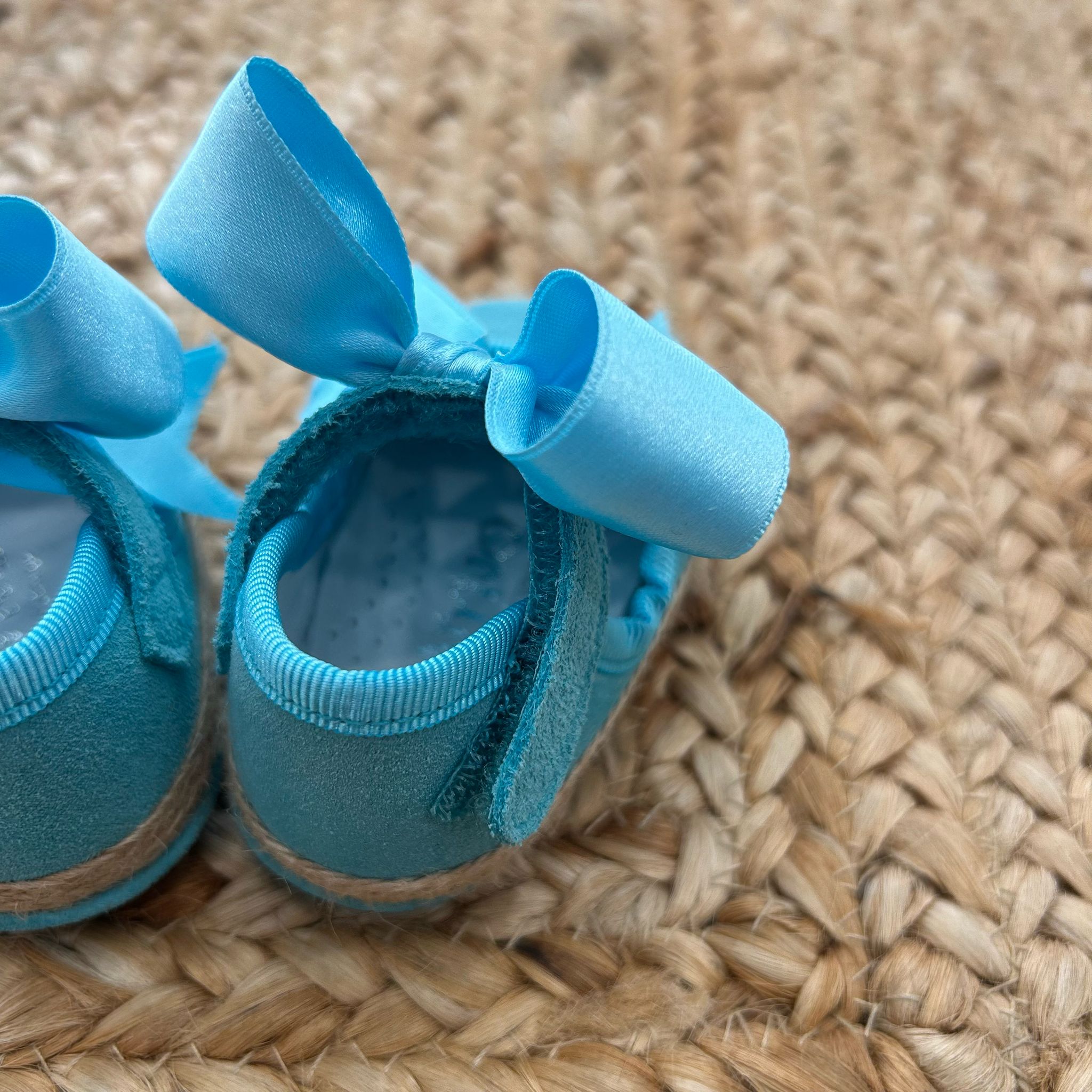 Retro scarpine culla azzurre con fiocco