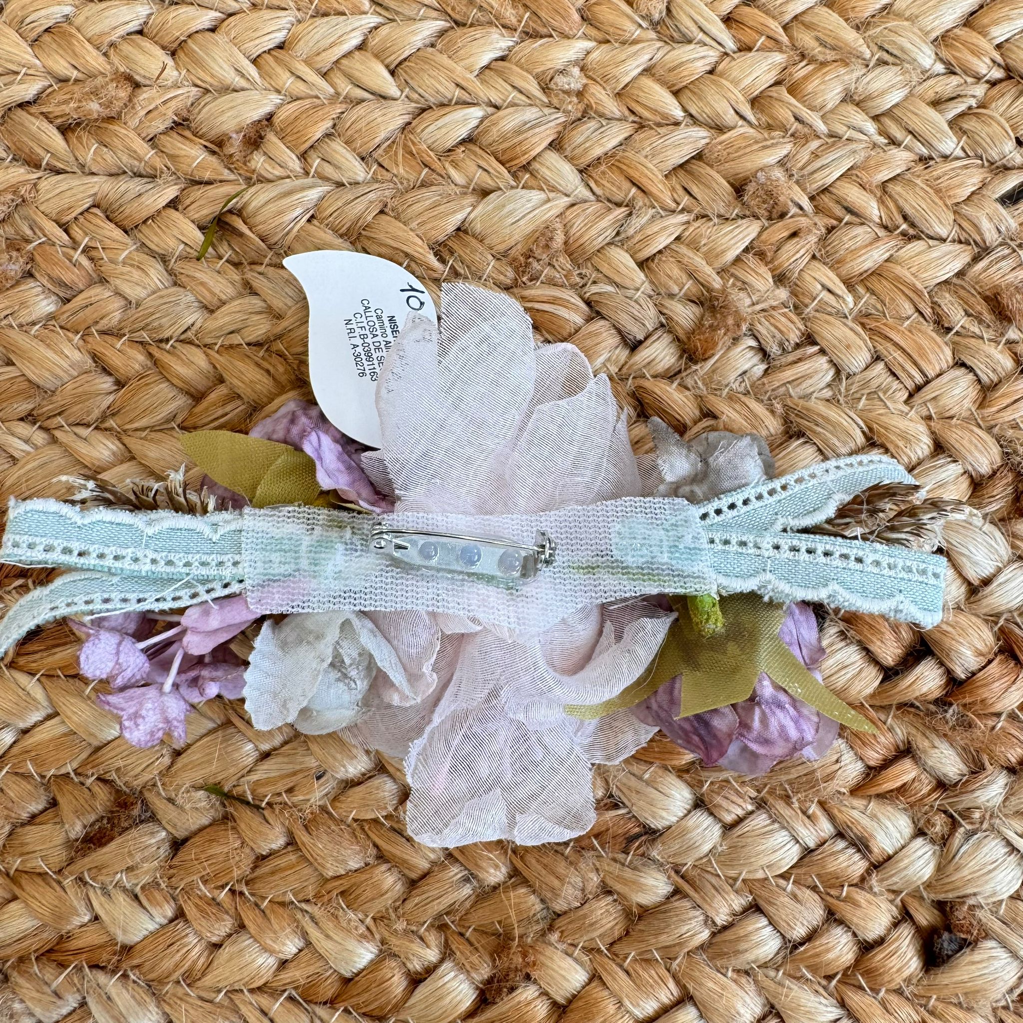 Spilla floreale rosa cipria e malva con fiore in tulle e nastri in pizzo per battesimo bambina