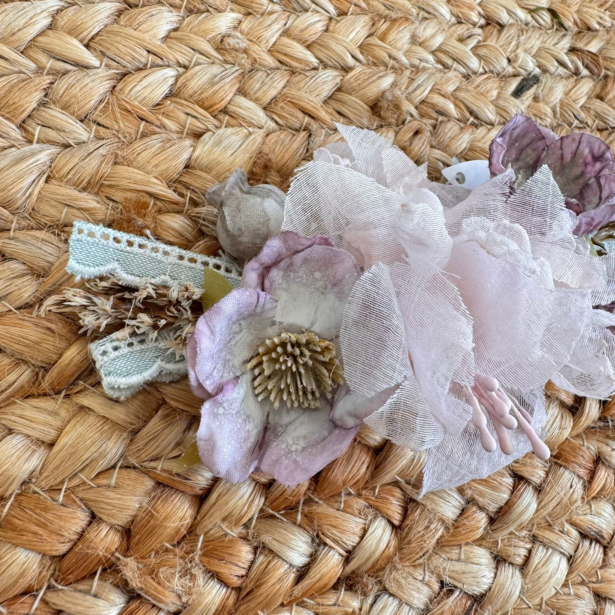 Spilla floreale rosa cipria e malva con fiore in tulle e nastri in pizzo per battesimo bambina
