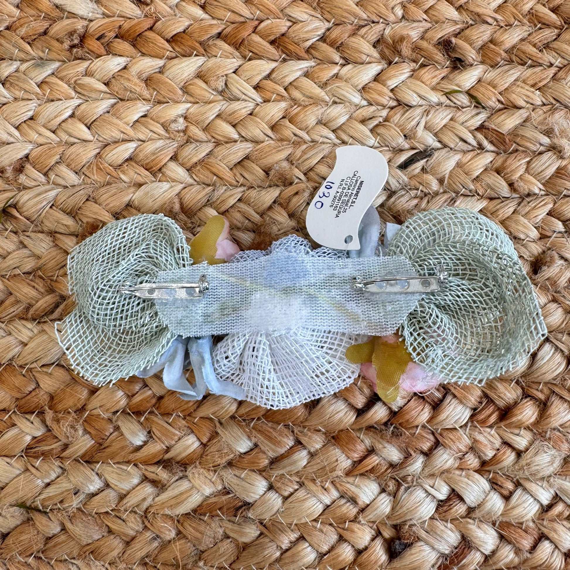 Spilla floreale rustica per bambina con fiori in tessuto e base in juta