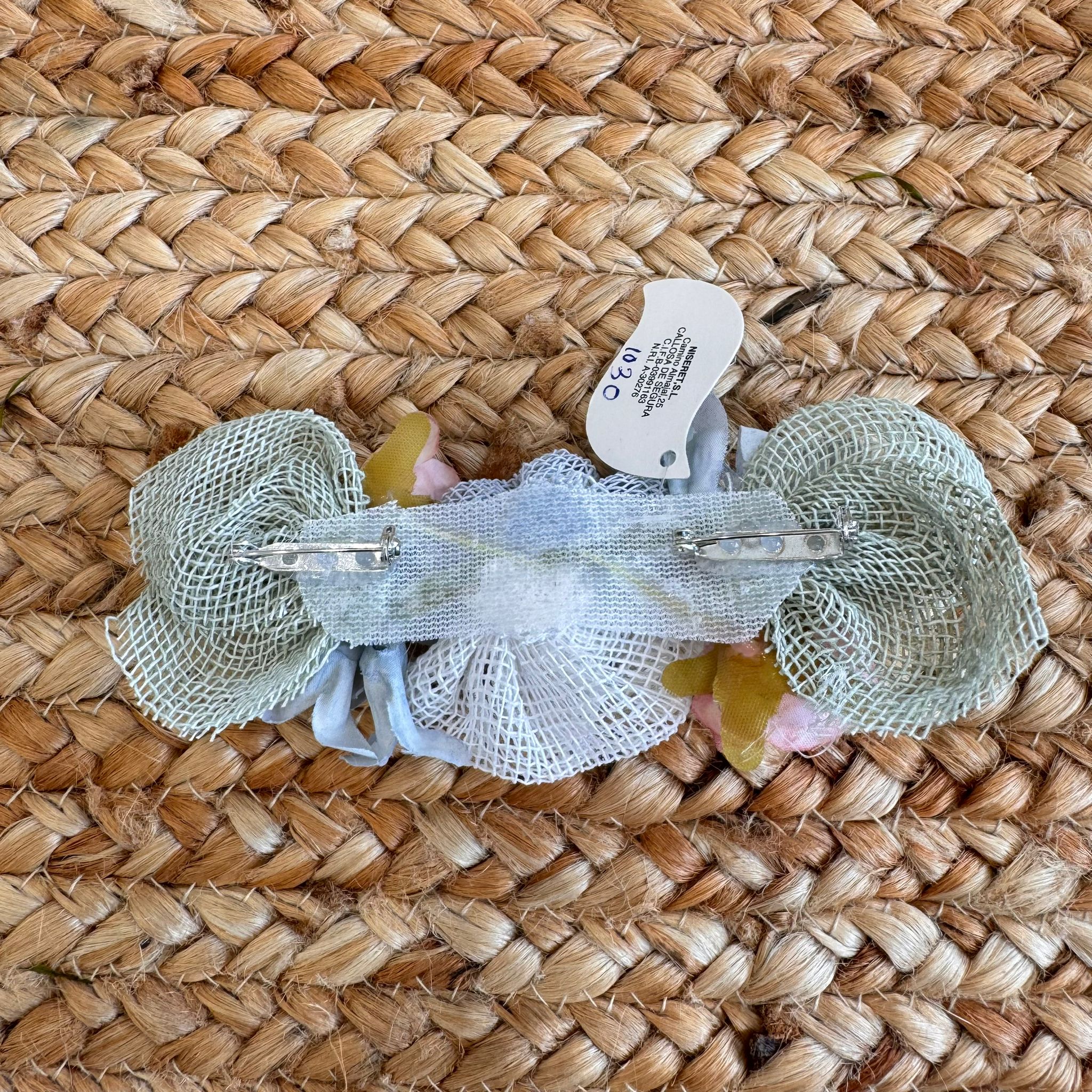 Spilla floreale rustica per bambina con fiori in tessuto e base in juta