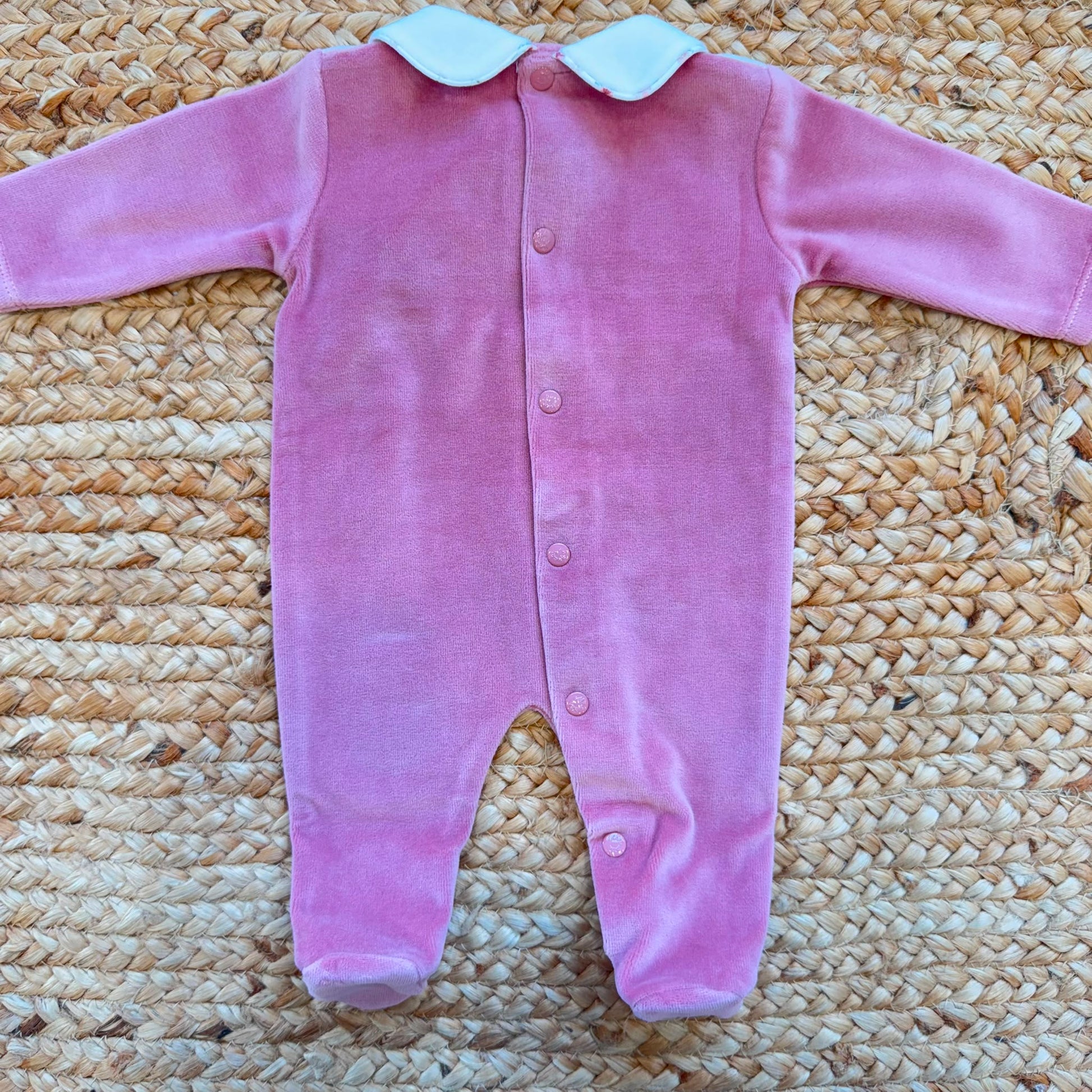 Tutina in ciniglia neonata malva e bianca con ricamo lumachina e fiocco bordeaux