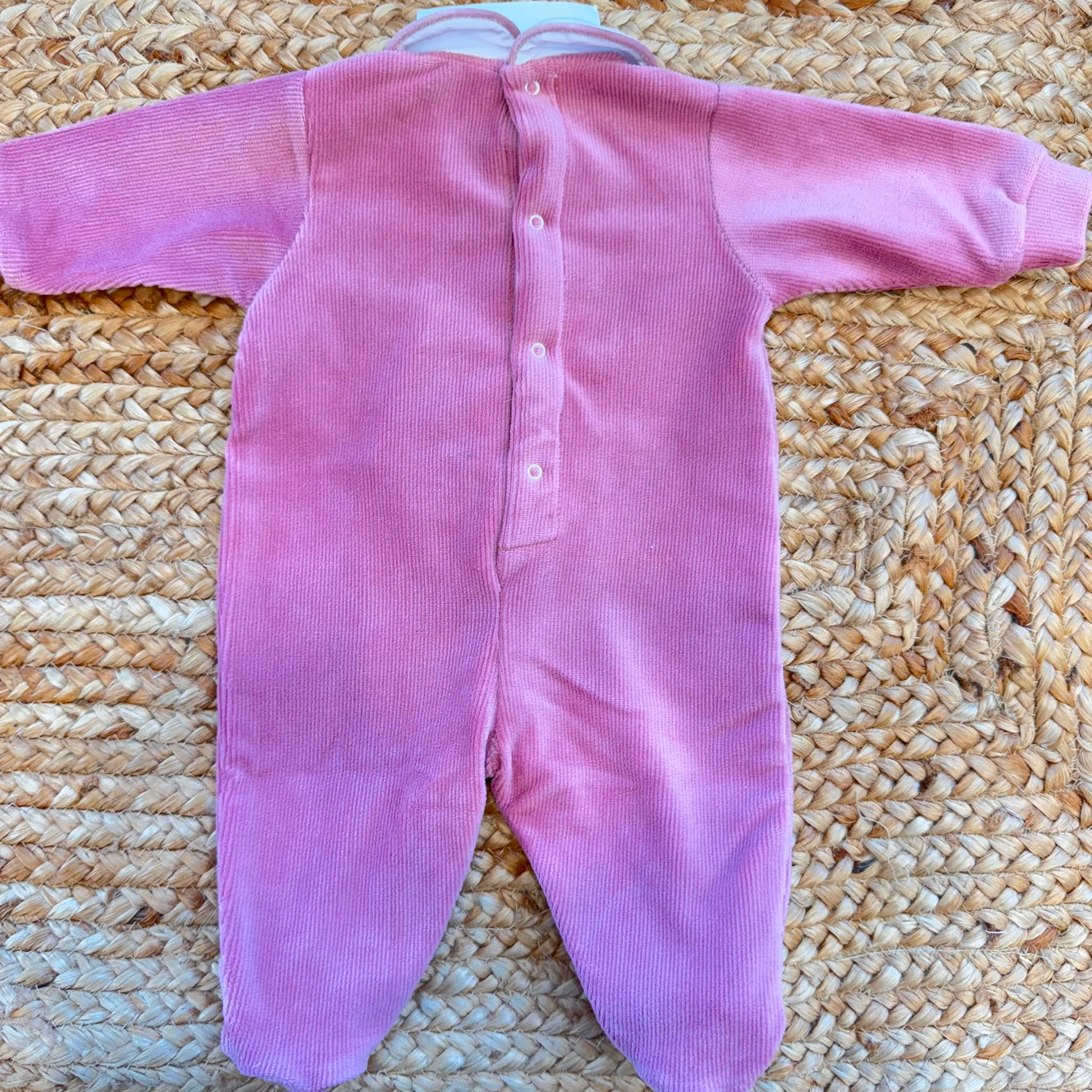 Tutina neonata in ciniglia rosa con ricamo floreale e fiocco elegante