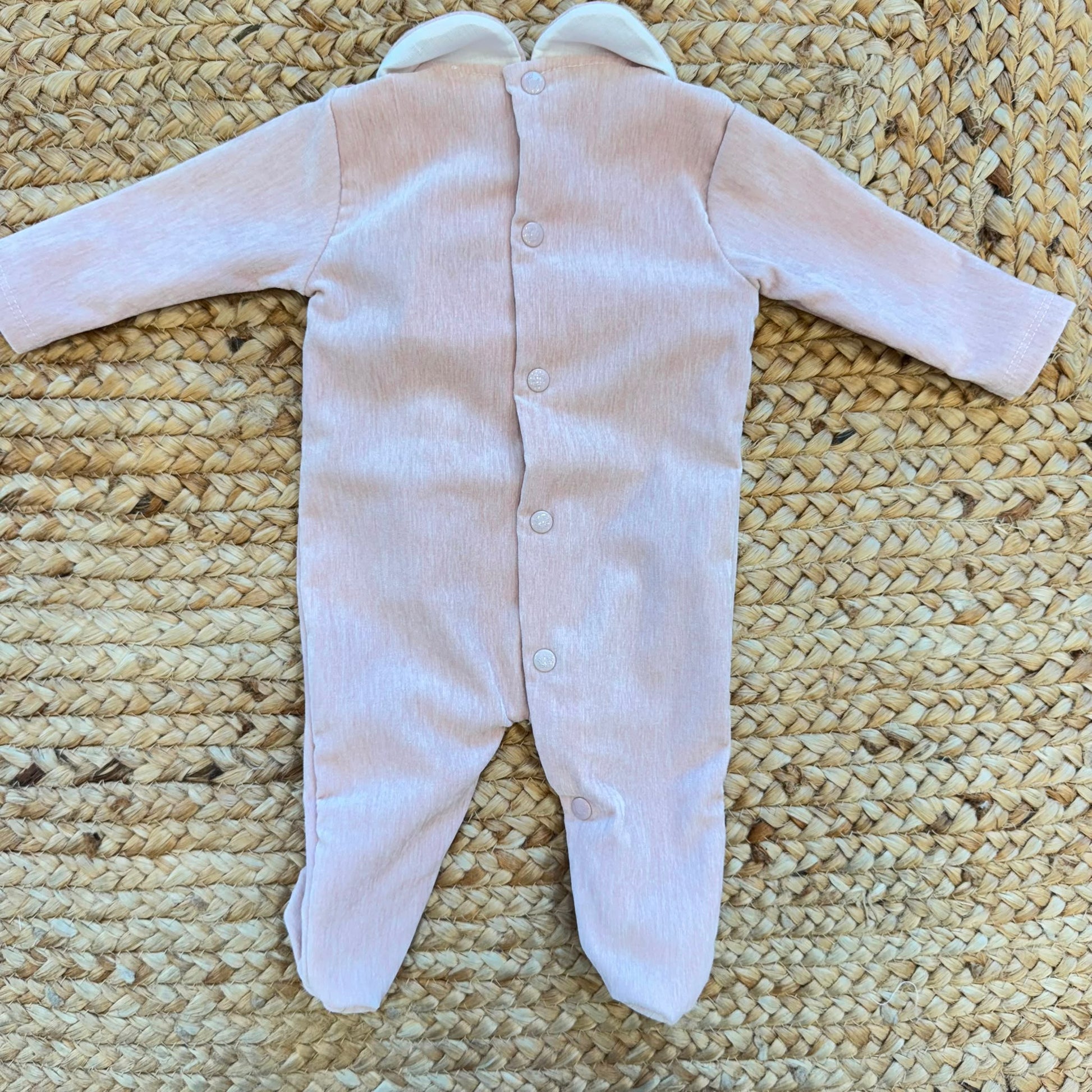 Tutina neonata in ciniglia rosa con tulle ricamato e fiocco per corredino nascita