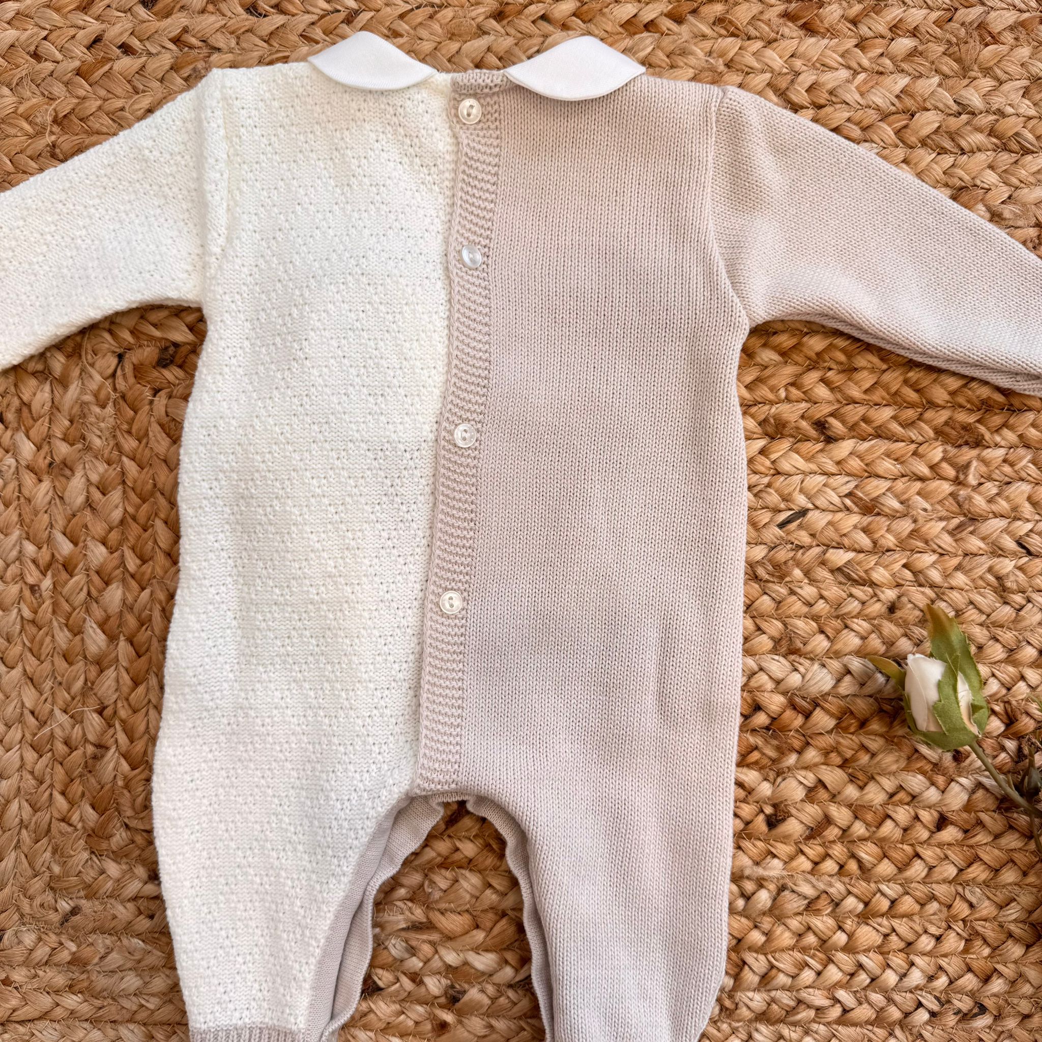  Retro della tutina bicolore in maglia per neonata, con bottoni e lavorazione fine