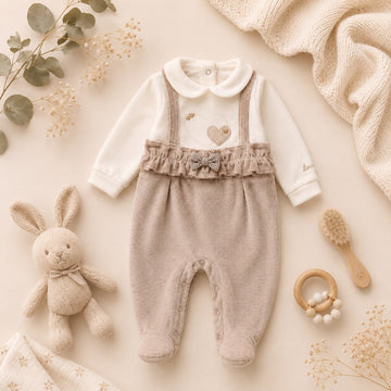 Retro tutina neonata in ciniglia panna e beige con piedini e apertura posteriore