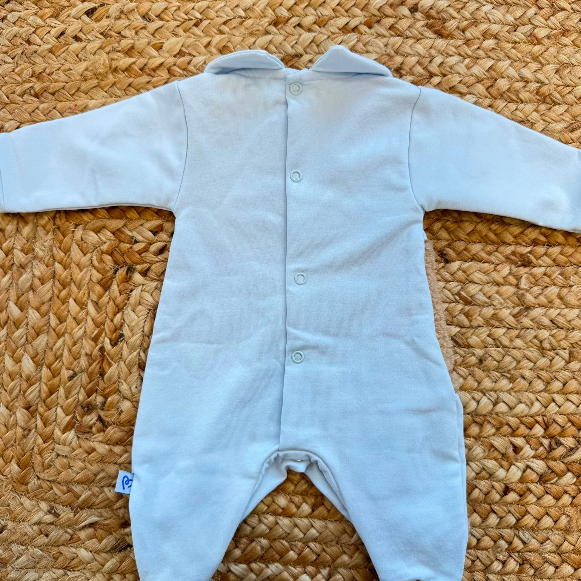 Tutina neonato azzurra in caldo cotone con grande orsetto teddy applicato sul davanti.