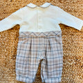 Tutina neonato in caldo cotone panna con salopette beige a quadri e bretelle blu Made in Italy.