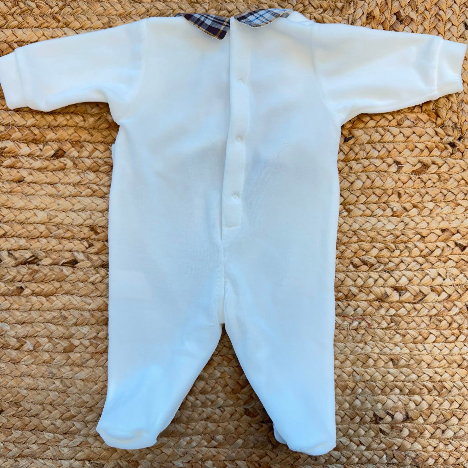Tutina neonato in ciniglia panna con orsetto tridimensionale e colletto tartan