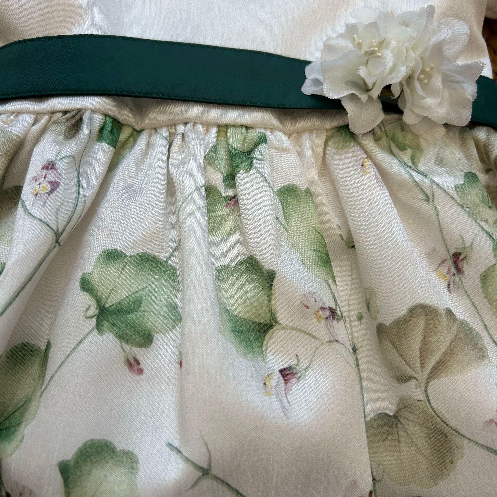 Vestito bambina cerimonia con stampa foglie verdi, fiocco e fiori bianchi

